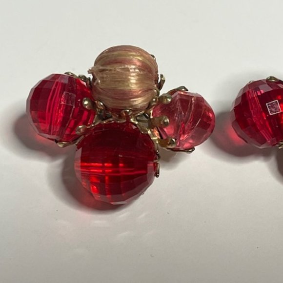 VTG Vogue Red Pink Lucite Beaded Gold Tone Clip On Earrings Signed - Picture 3 of 14